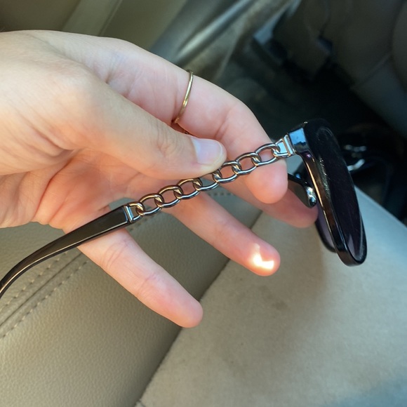 Black sunglasses with chain details - Picture 2 of 2